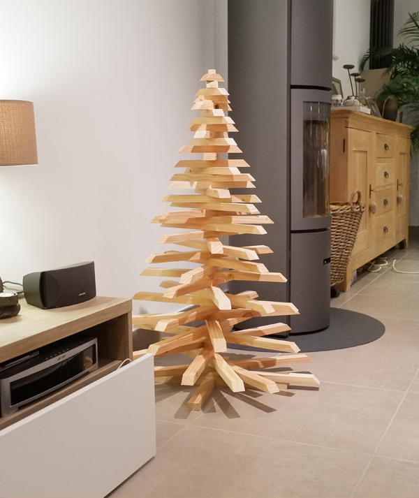 Sapin en bois pour Noël fabriqué par l'atelier Menuiserie Bois