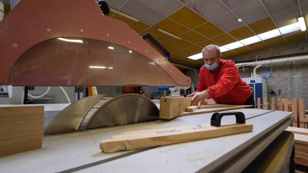 Employés travaillant à l'atelier Menuiserie