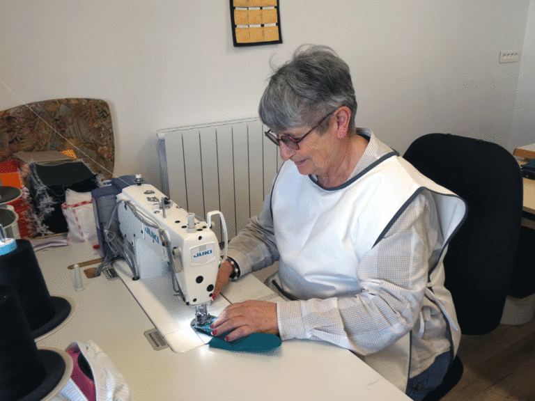 Employée PROMUT à l'atelier Confection textile