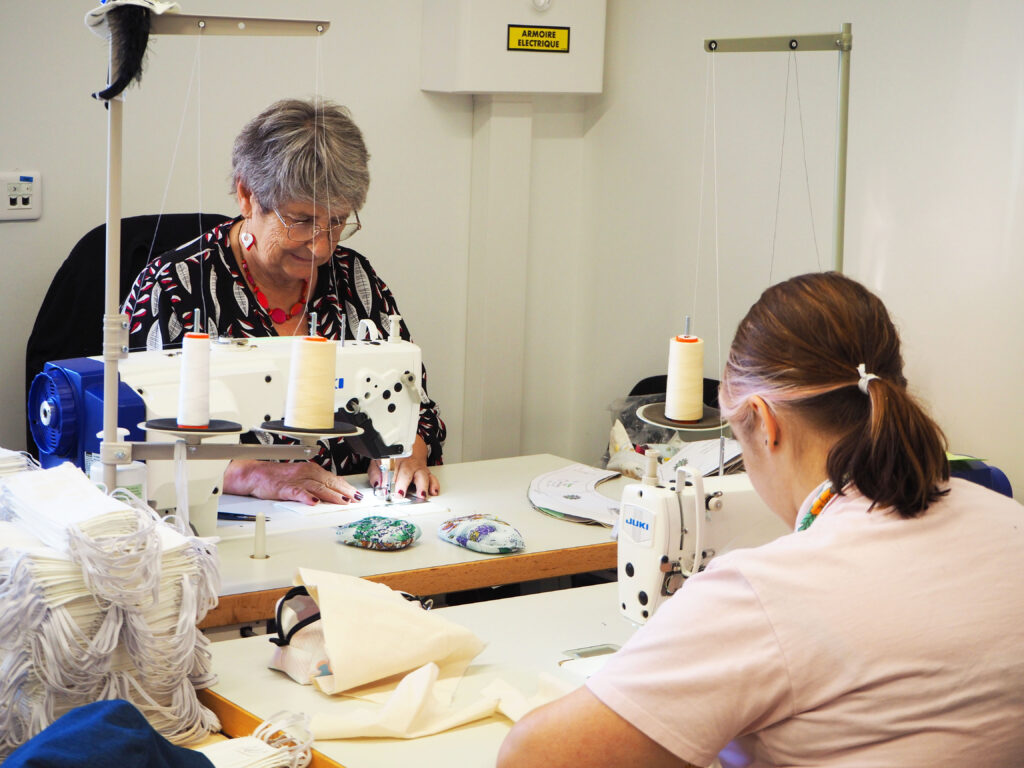 Deux couturiers de l'atelier textile PROMUT en pleine couture