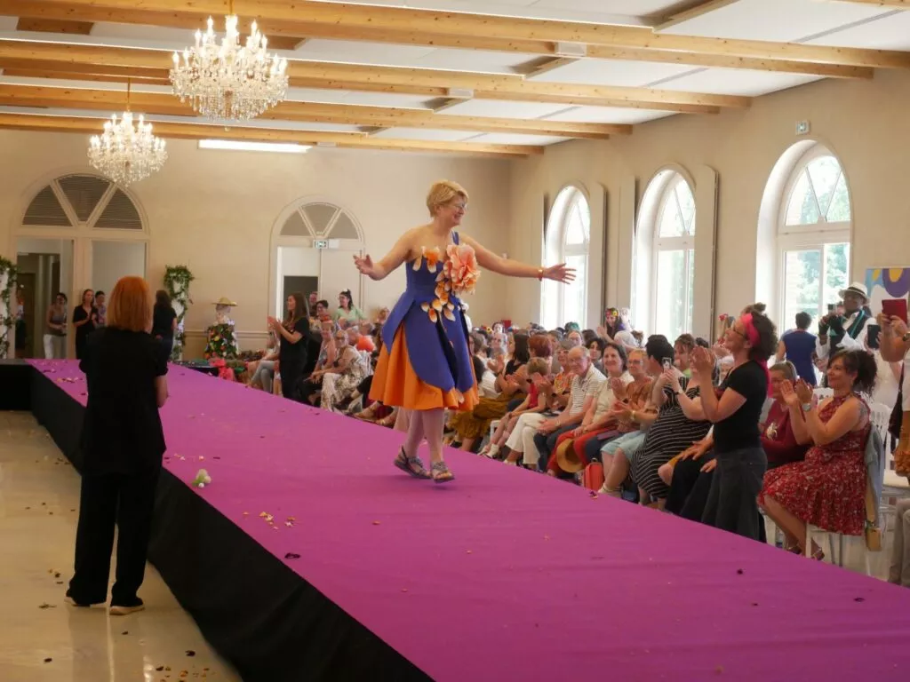 création textile colorée réalisée par travailleurs en situation de handicap PROMUT