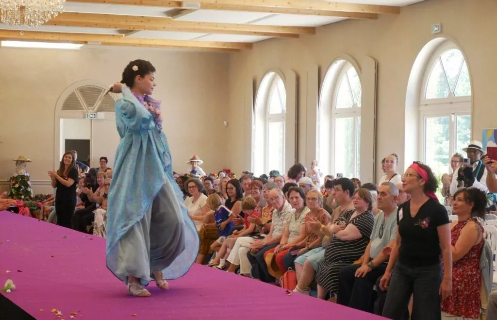 création textile colorée réalisée par travailleurs en situation de handicap PROMUT